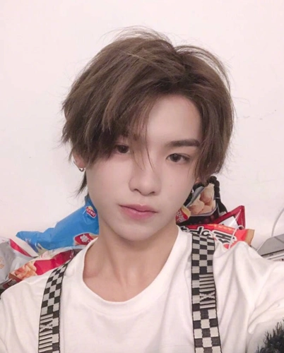 黄明昊历史被扒,才17岁私生活脏乱差,看到真实学历,评论区炸了