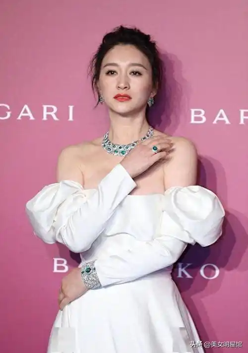 47岁李小冉,凹凸身材太火辣!_才华_人们_认可