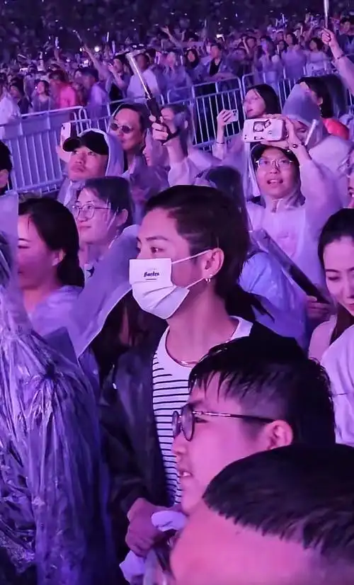 鹿晗在路人镜头下看演唱会的样子,摇头晃脑,像极了爱玩的大男孩.