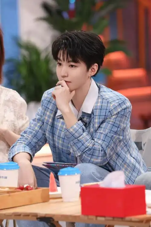 王俊凯手好小 脸真的很初恋    #王俊凯#王俊凯超话