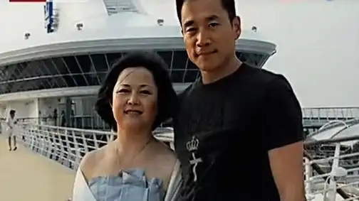 54岁武松丁海峰在美国树林砍柴烤肉豪宅尽显气派