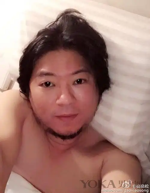 几天前发布的床照自拍,暴露自己肥嘟嘟油腻腻的肉肉