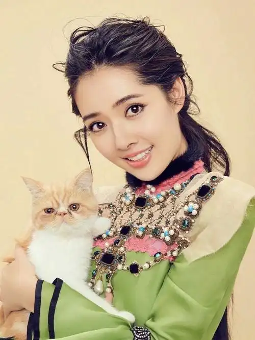 郭碧婷旧照曝光,照片中的郭碧婷留着短发,身穿衬衫,青涩稚嫩,无滤镜下