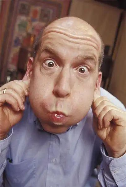 男子做了个鬼脸