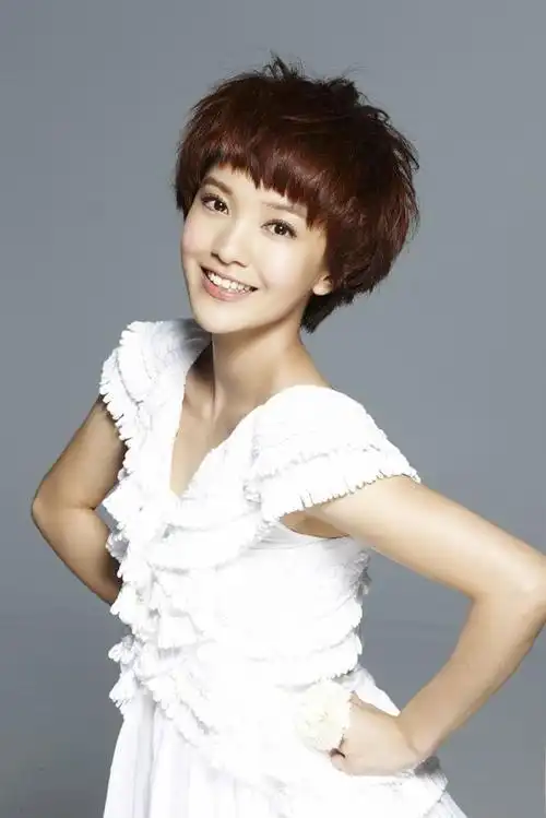 郭采洁是一名台湾女歌手,母亲在她小学时,.