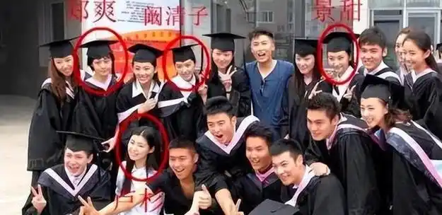 后来呢,景甜又考上了北京电影学院,跟郑爽成了同班同学.