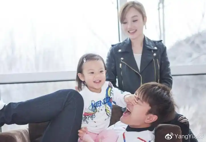 结了婚后两个人经常合体秀恩爱,后来甜馨出生以后,一家三口也经常穿着