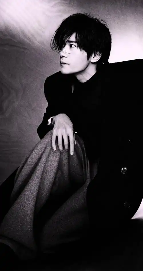 易烊千玺elle3月刊封面##易烊千玺elle世界尽头大片##易烊千玺晒图