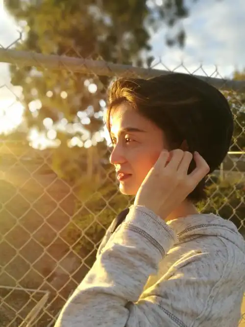 侧逆光下的人像公路晚霞