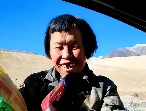 纪实昆仑女神杨丽独守深山20年路人供她食物军车路过会敬礼