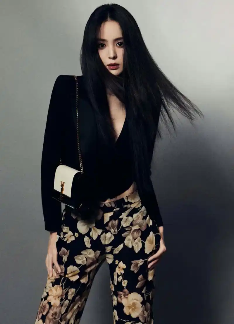 古力娜扎# 一袭黑色小西装,搭配花色长裤,精致立体的五官,婀娜多椎哪