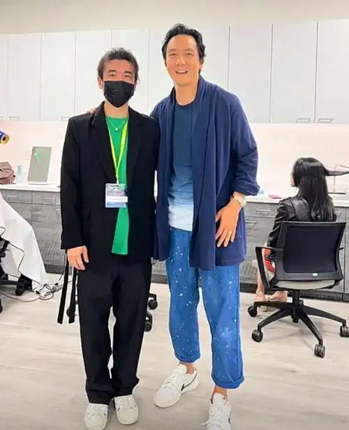 最后,吴彦祖热心与造型师拍了一张合影,他搂着对方肩膀,满脸笑容,似乎