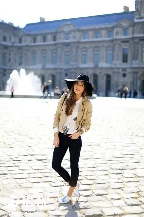 银色鞋子可以和一些中性色衣服搭配组合,比如黑色,白色,灰色,棕色以及