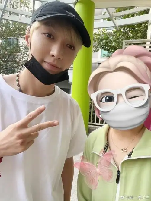 张艺兴与素人的合影#网友晒出了和张艺兴的合照,张艺兴好帅的一张脸