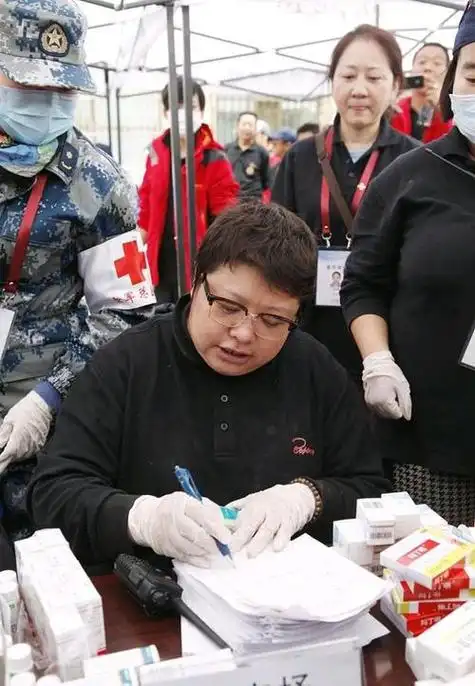 最美的韩红这次真的让人心疼了直言没钱做公益就去长城捡垃圾