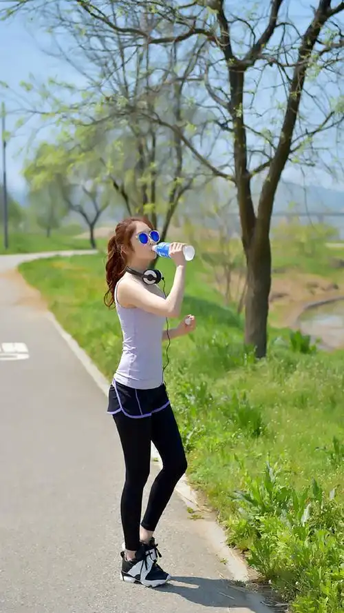 美丽健康积极向上,时尚活力的运动装,将你衬托的更加神气