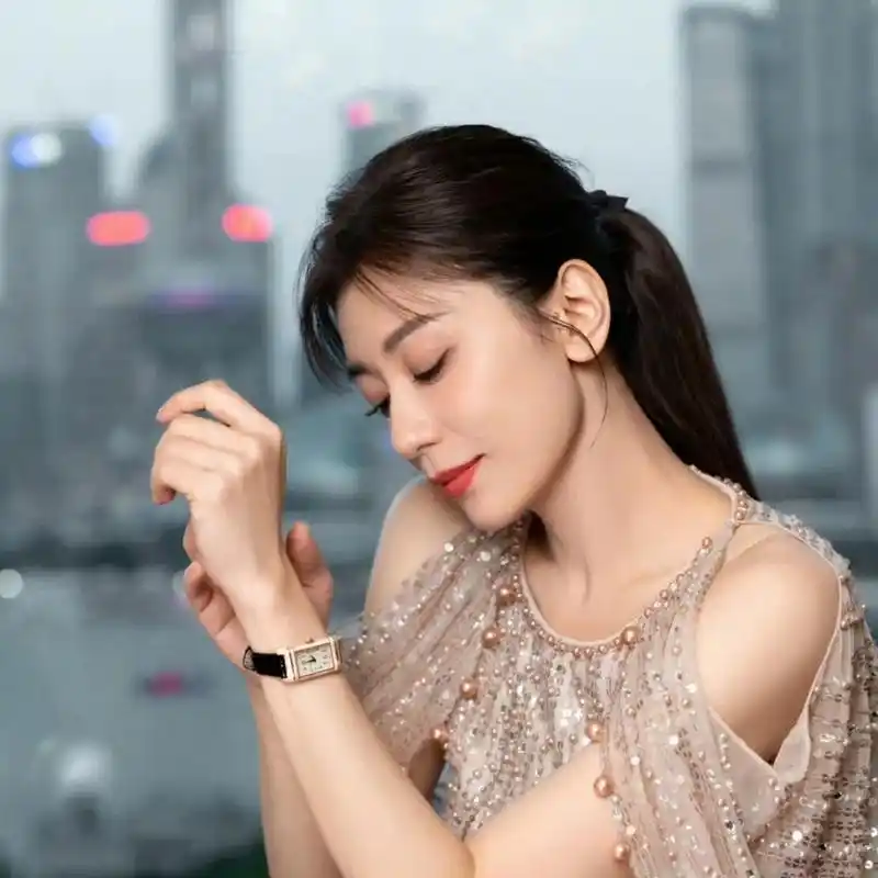 贾静雯最近的确收到了很多综艺的录制邀约,虽说她现在很想以最快的