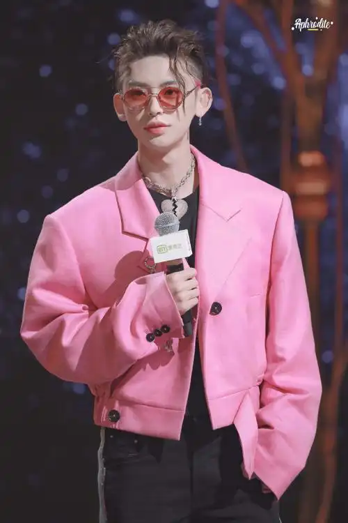 小鬼王琳凯[超话]##小鬼王琳凯跨次元新星##小鬼粉色鬓角