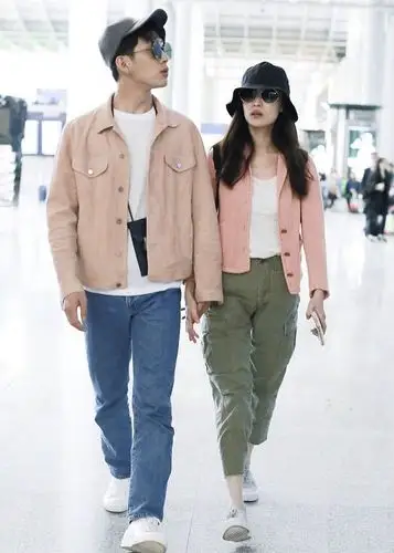 倪妮井柏然红粉情侣装亮相机场倪妮这是长胖了蹲下为男友拍照有点甜