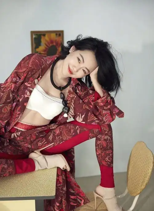 上游时尚丨刘敏涛凭翻白眼表情包圈粉,中年女性当然可以更有趣!