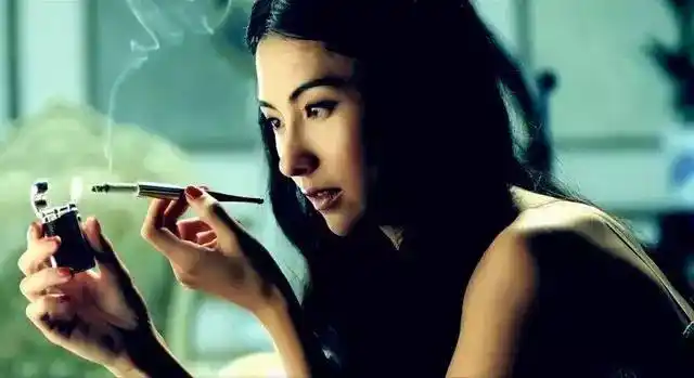 可是在剧中张柏芝抽烟却十分清纯,仿佛是个小女孩一样,看着很想让人