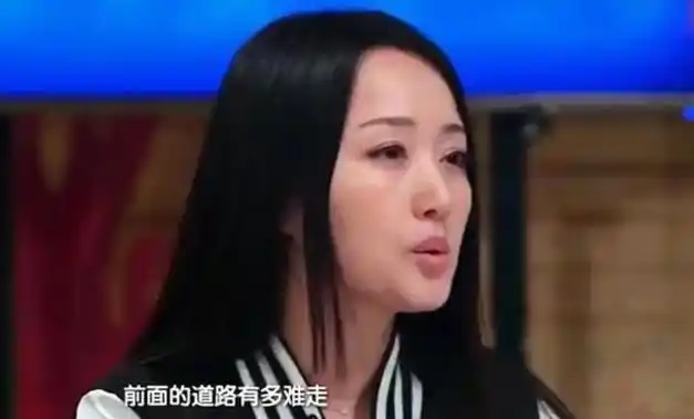 杨钰莹终究是老了,在美颜下看似年轻,但身材却暴露了真实年龄!