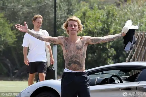 比伯球场挥汗如雨 脱衣张开双臂秀纹身豪放十足