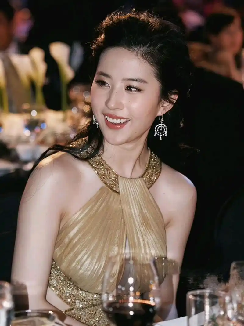 刘亦菲2010年芭莎慈善夜的照片,如今再回首,她好像没啥变化,都13年