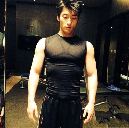 精壮的肌肉,这离不开平时按时锻炼身体的原因,窦骁家里还有一个健身房