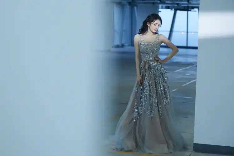 杨幂裸色闪钻长裙礼服写真