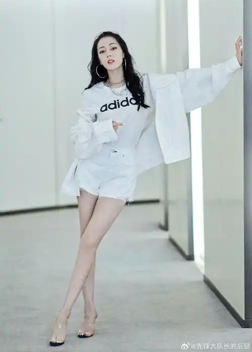 迪丽热巴 又美又飒"