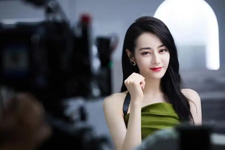 冠珠瓷砖品牌代言人迪丽热巴广告大片上线演绎温馨家居极致美感