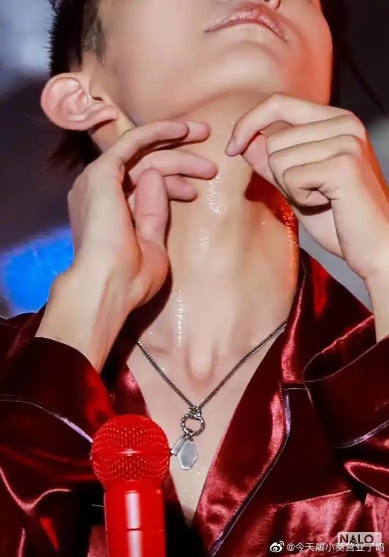 易烊千玺性感部位特写喉结加锁骨画面令人心动