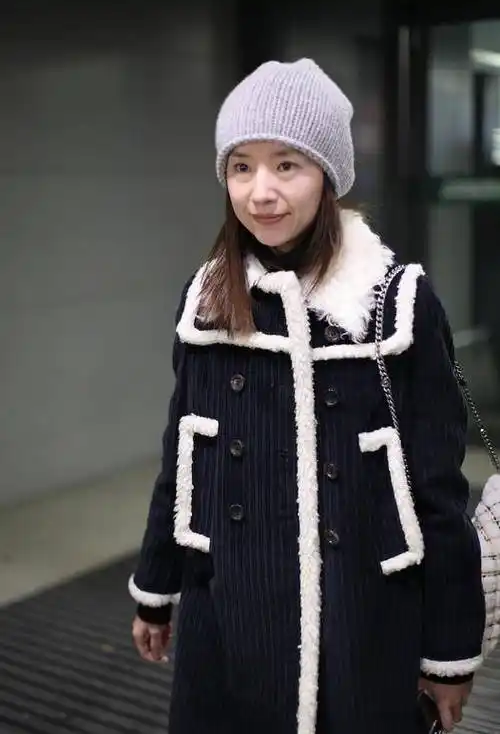 原创40岁董洁瘦过头穿条绒大衣配奶奶帽胶原蛋白流失严重真显老