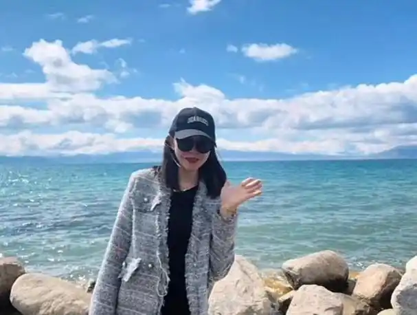 胡明轩母亲回新疆旅游的背景及行程