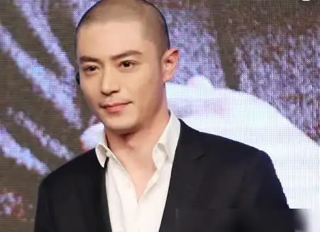 感觉可以出家了,现哥黄子韬,光头还挺好看,别说王俊凯,光头一下子成熟