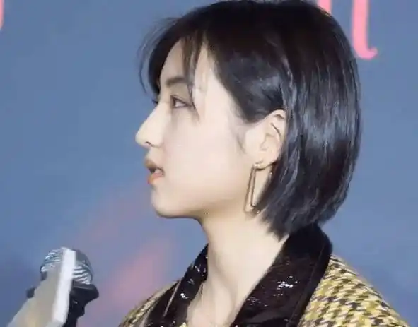 张子枫现身成都,皮肤白嫩侧颜超美,同框168女演员,身高真相了_妹妹