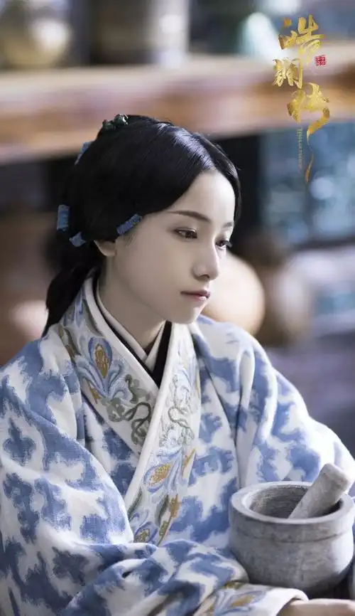 伊周专访|姜梓新:做个可以慢慢挖掘的宝藏女孩