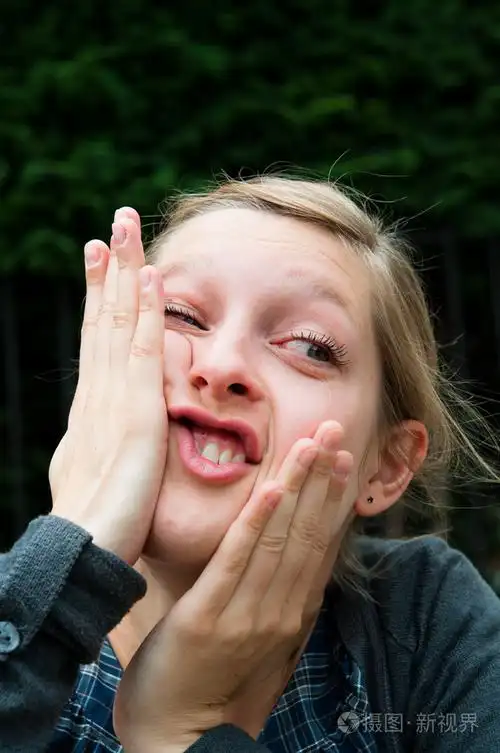 女性作出滑稽的鬼脸