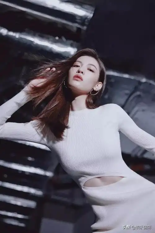 钟楚曦穿修身裙腹肌吸睛眼神凌厉霸气十足