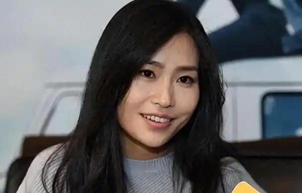 张艺谋40岁女儿张末两次嫁与外国人惨遭家暴近况过得如何