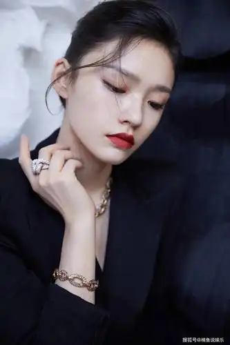 原创林允终于霸气一回!穿黑色连体西装a范十足,甜美公主秒变女王