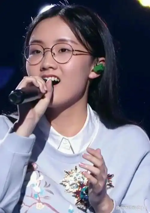 2017年7月,郭沁参加《中国新歌声第二季》,凭借演唱《美若黎明》加入