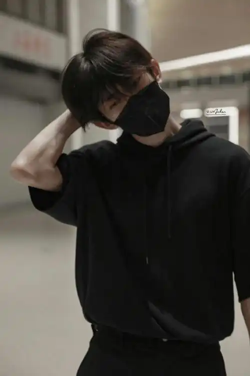 易烊千玺机场#易烊千玺上海出发米兰时装周,黑色系穿搭酷帅满分,跑出