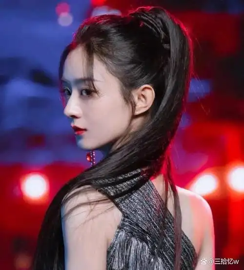 赵丽颖侧脸绝对是内娱女明星最美最帅的首先,我觉得赵丽颖侧脸最美的