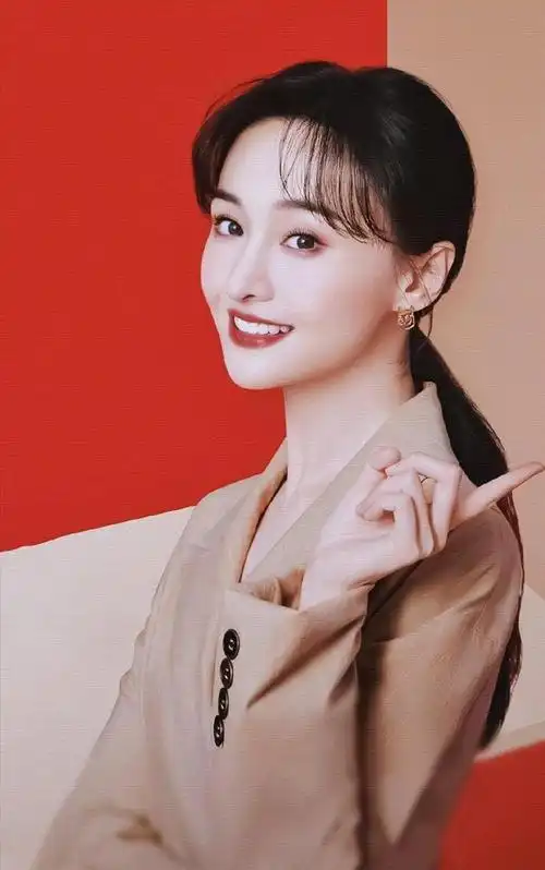 郑爽身着白色不规则衬衫裙太阳女神造型利落大方好美啊