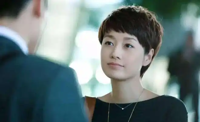 46岁马伊琍新恋情曝光和男友遛狗买花相处似老夫老妻