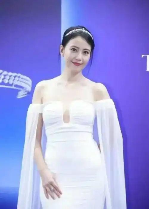 原创美女高圆圆穿抹胸裙44岁如水蜜桃般甜美性感动人