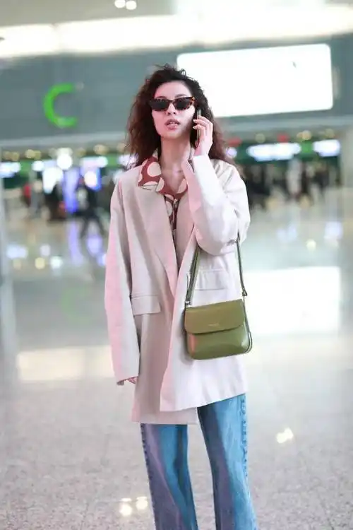 钟楚曦复古风走机场,廓形西装配波点衬衫,羊毛卷娇俏可爱_造型_气质