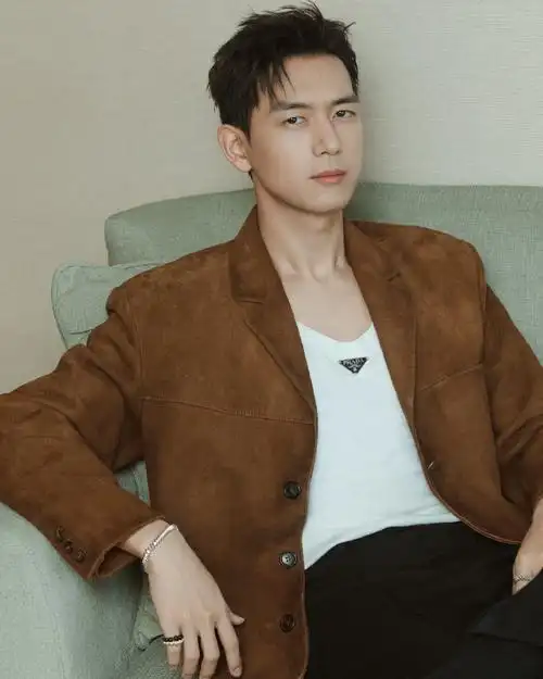 李现喂自己大屏喝饮料##李现